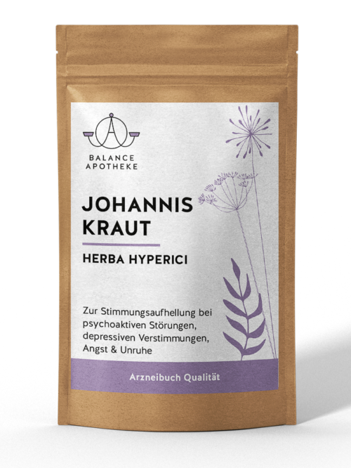 Brauner Papierteebeutel auf grauem Hintergrund mit einer weißen Etikette mit lila Elementen und floralem Muster. Auf der Etikette steht Balance Apotheke Johanniskraut Herba Hyperici. Zur Stimmungsaufhellung bei psychoaktiven Störungen, depressiven Verstimmungen Unruhe und Angst in Apotheken Qualität.