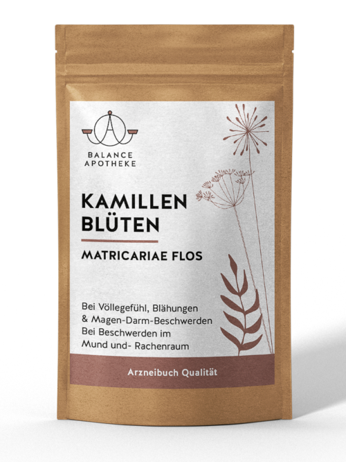 Kamillenblüten in einem Beutel auf grauem Hintergrund. Das Produkt hilft bei Völlegefühl, Blähungen, Magen-Darm-Beschwerden und Beschwerden im Mund- und Rachenraum.