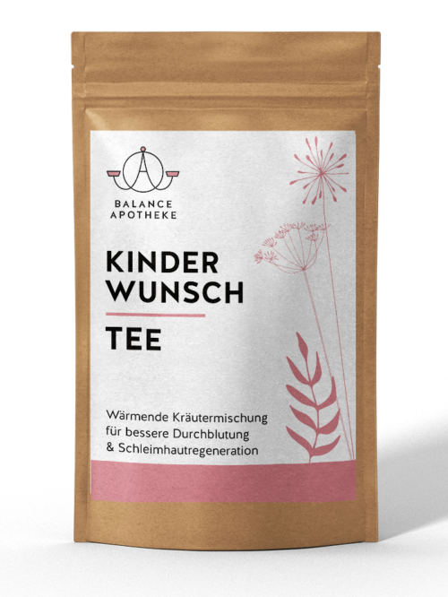 Brauner Papierteebeutel auf grauem Hintergrund mit weißer Etikette und rosa floralen Elementen. Auf der Etikette steht Kinderwunsch Tee. Wärmende Kräutermischung für bessere Durchblutung & Schleimhautregeneration