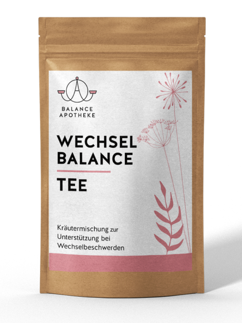 Brauner Papierteebeutel mit weißer Etikette auf grauem Hintergrund. Wechsel Balance Tee ist eine natürliche Kräutermischung, die Frauen in den Wechseljahren unterstützen kann. Die enthaltenen Kräuter helfen, Hitzewallungen, Stimmungsschwankungen und Schlafstörungen zu lindern.