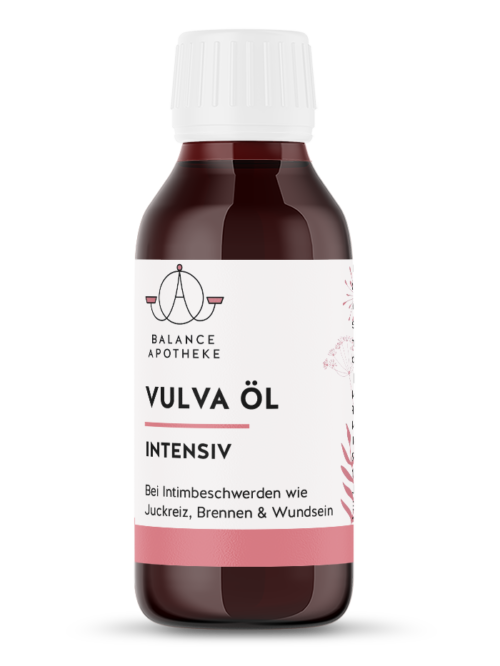 Flasche mit Balance Apotheke Vulva Öl intensiv auf grauem Hintergrund. Das Bild zeigt die Vorderseite der Flasche mit dem Produktnamen, dem Logo der Apotheke und den wichtigsten Informationen zur Anwendung.
