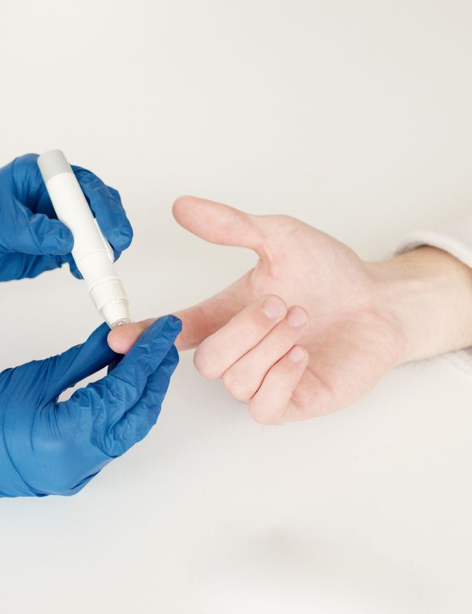 zuckercheck-hba1c-messung-balance-apotheke-wien Durchführung einer Blutzuckermessung (HbA1c-Wert) in der Balance Apotheke im Rahmen der Aktion Zuckercheck in Wien.